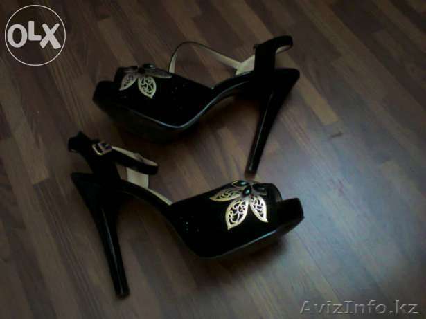 Продам черную босоножку за 3000 тг. Размер - 39 - Изображение #1, Объявление #1148861