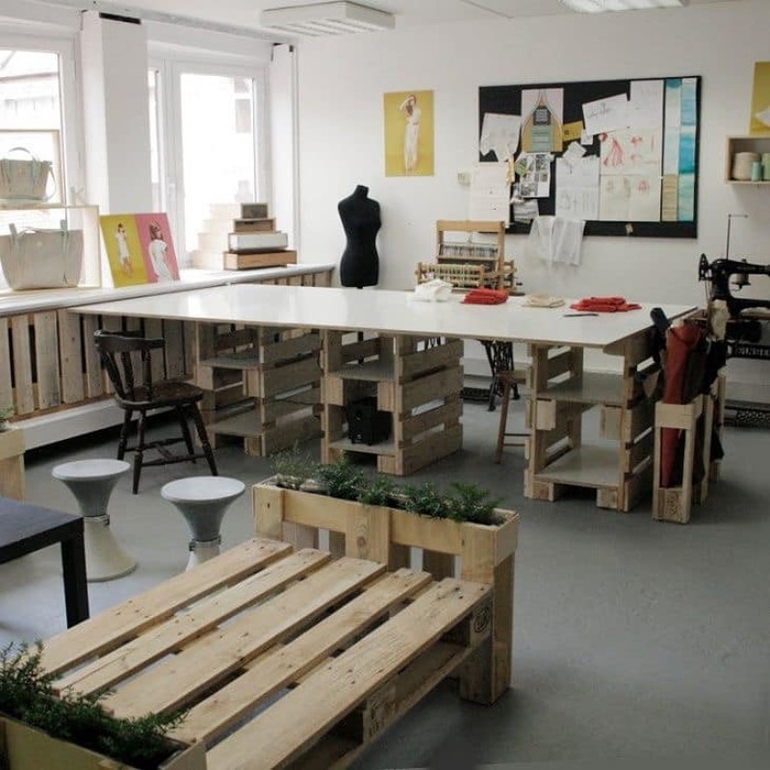 Требуется швея-закройщик, швея для пошива женской одежды. - Изображение #1, Объявление #1717743