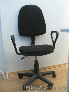 Продаю два офисных стула и офисное кресло.  - Изображение #1, Объявление #709431