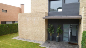 Элитный дуплекс с видом на море и бассейном под Барселоной.