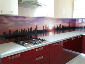 Фартуки для кухни из стекла