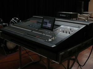 Цифровая микшерная консоль Yamaha PM5D-RH с подвижным чемоданом