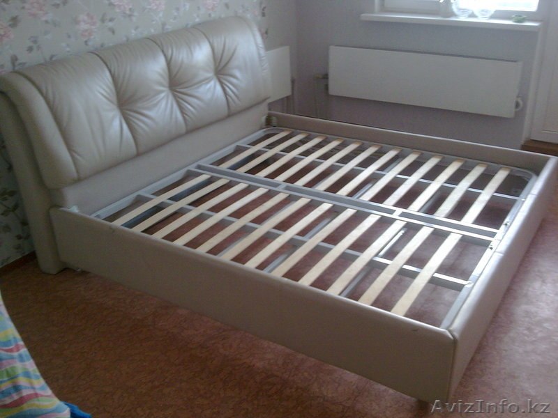 кожаная 2-х спальная кровать в хорошем состояний и камод из дерева с большим зер - Изображение #1, Объявление #351881